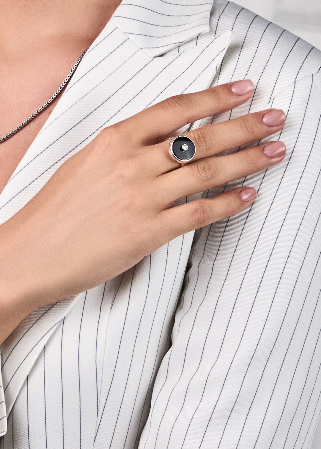 Серебряное кольцо с круглым черным ониксом, фианитом и позолотой - фото 1