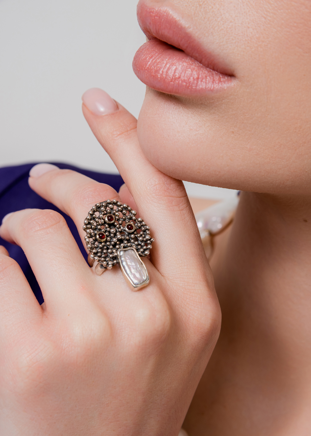 Серебряное кольцо с барочным жемчугом и гранатами - фото 2