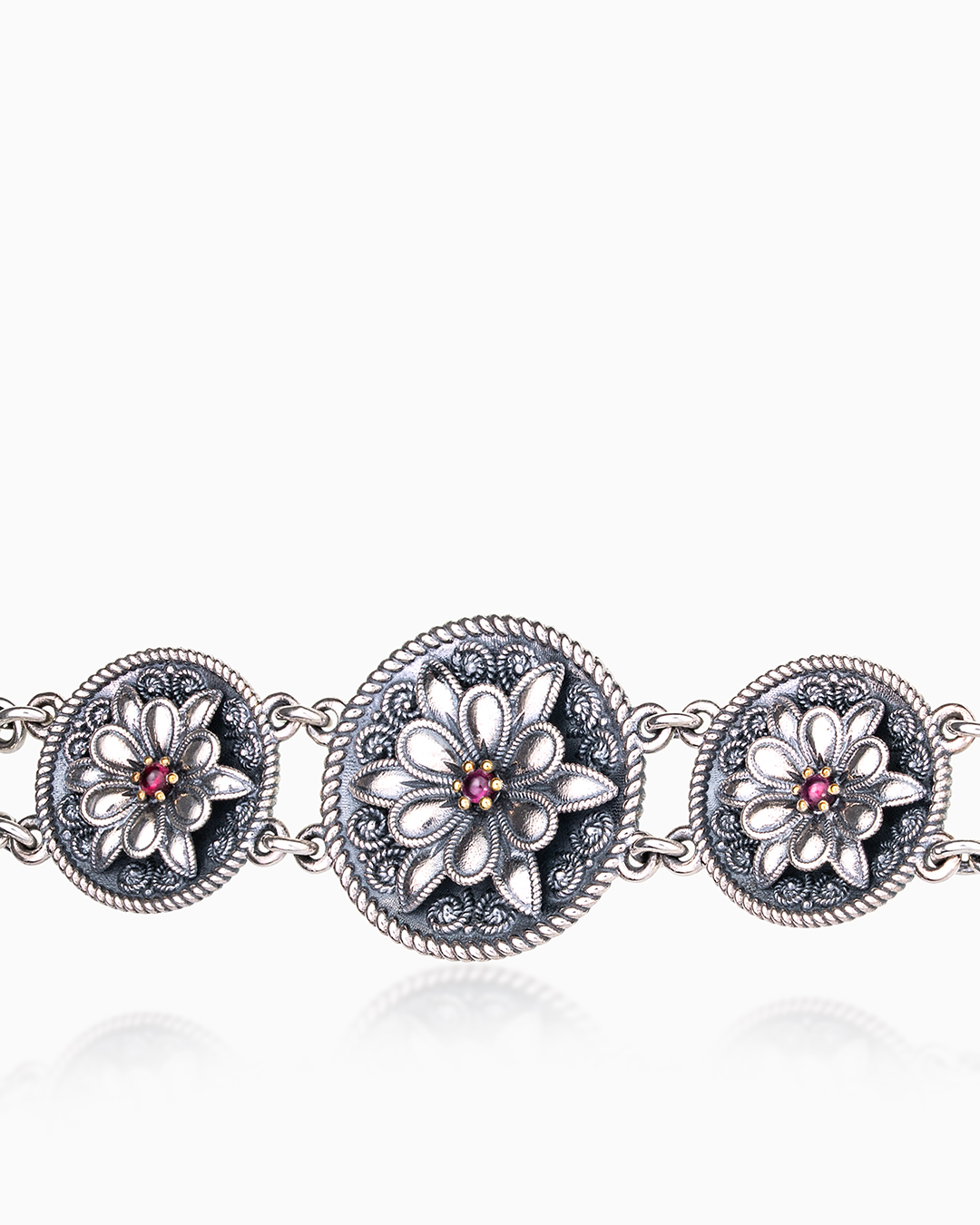 Браслет из серебра с камнем гранат - фото 1