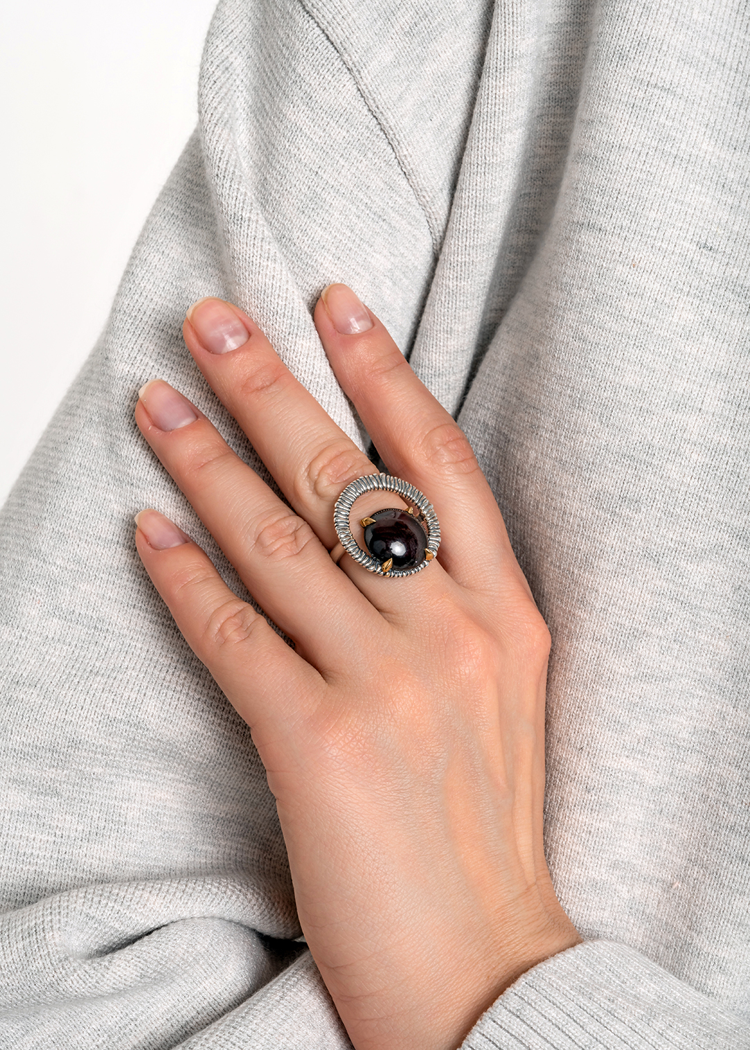 Кольцо из серебра с камнем гранат - фото 1