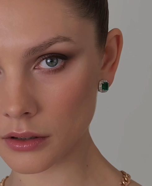 Серьги с Изумрудами в окружении бриллиантовых багетов | Ювелирные украшения Sarkissian - фото 6 d