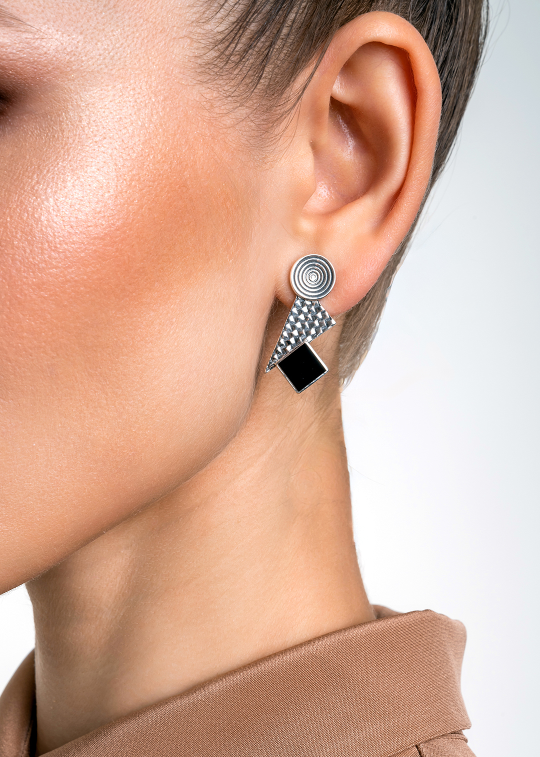 Серьги из серебра с камнем оникс - фото 1