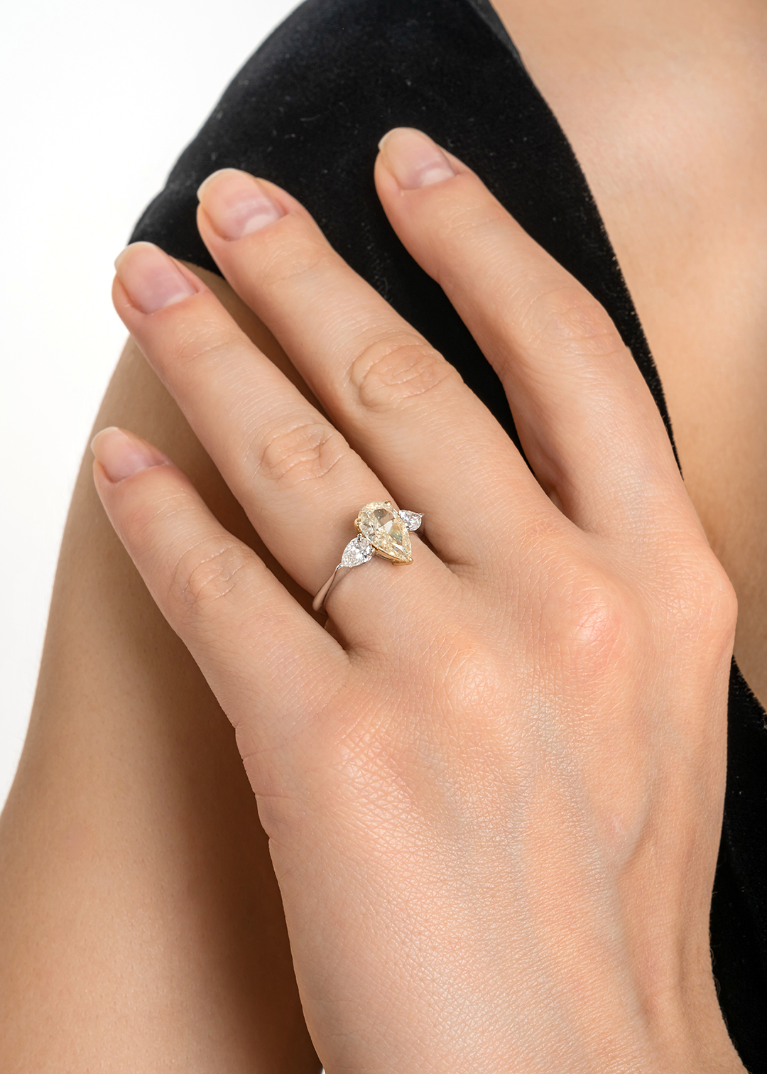 Кольцо из белого золота с бриллиантами - фото 1