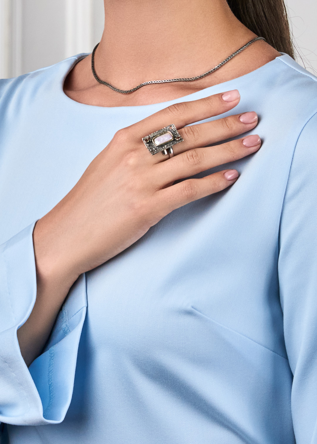 Прямоугольное серебряное кольцо с барочным жемчугом и гранатами - фото 1