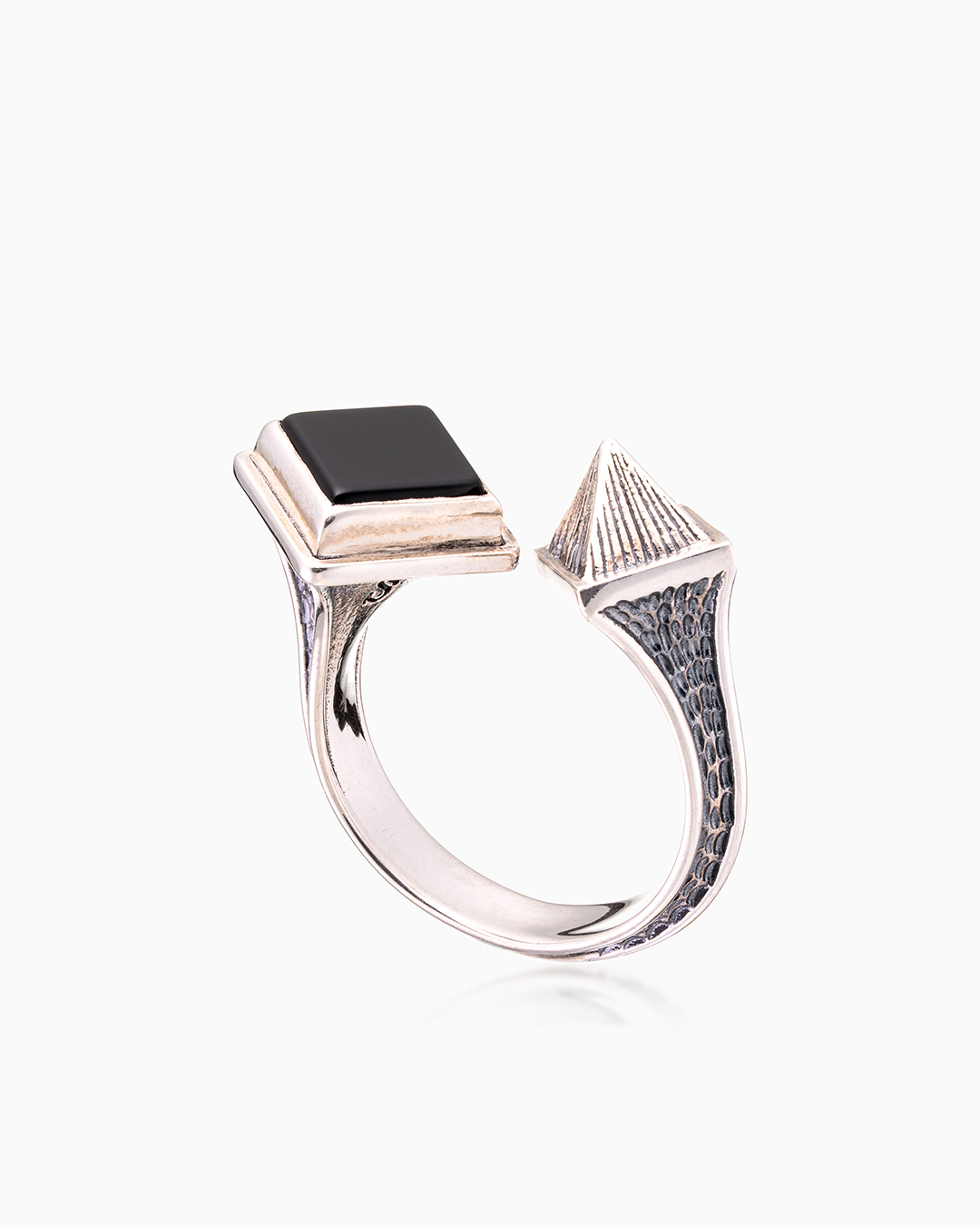 Кольцо из серебра с камнем оникс - фото 1