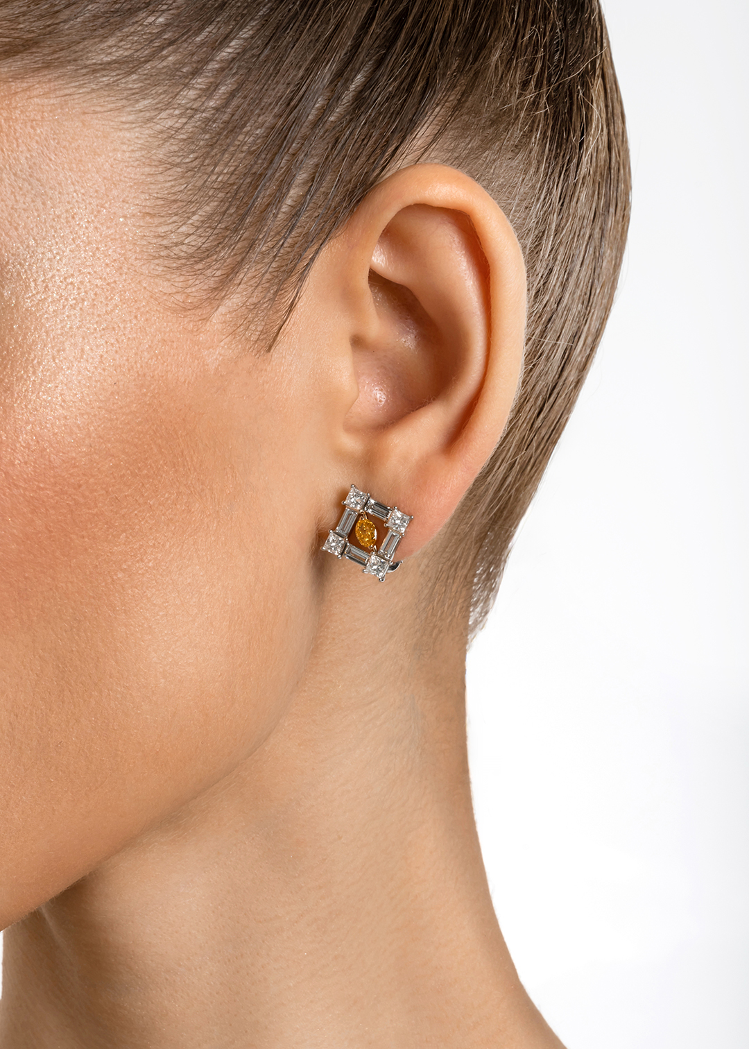 Серьги из золота с камнем бриллиант - фото 1