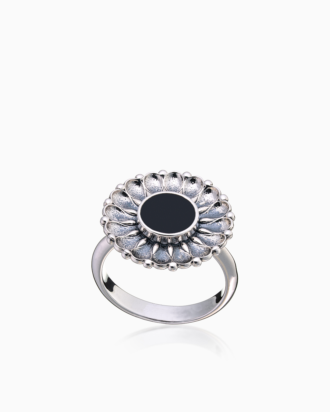 Кольцо из серебра с камнем оникс - фото 1