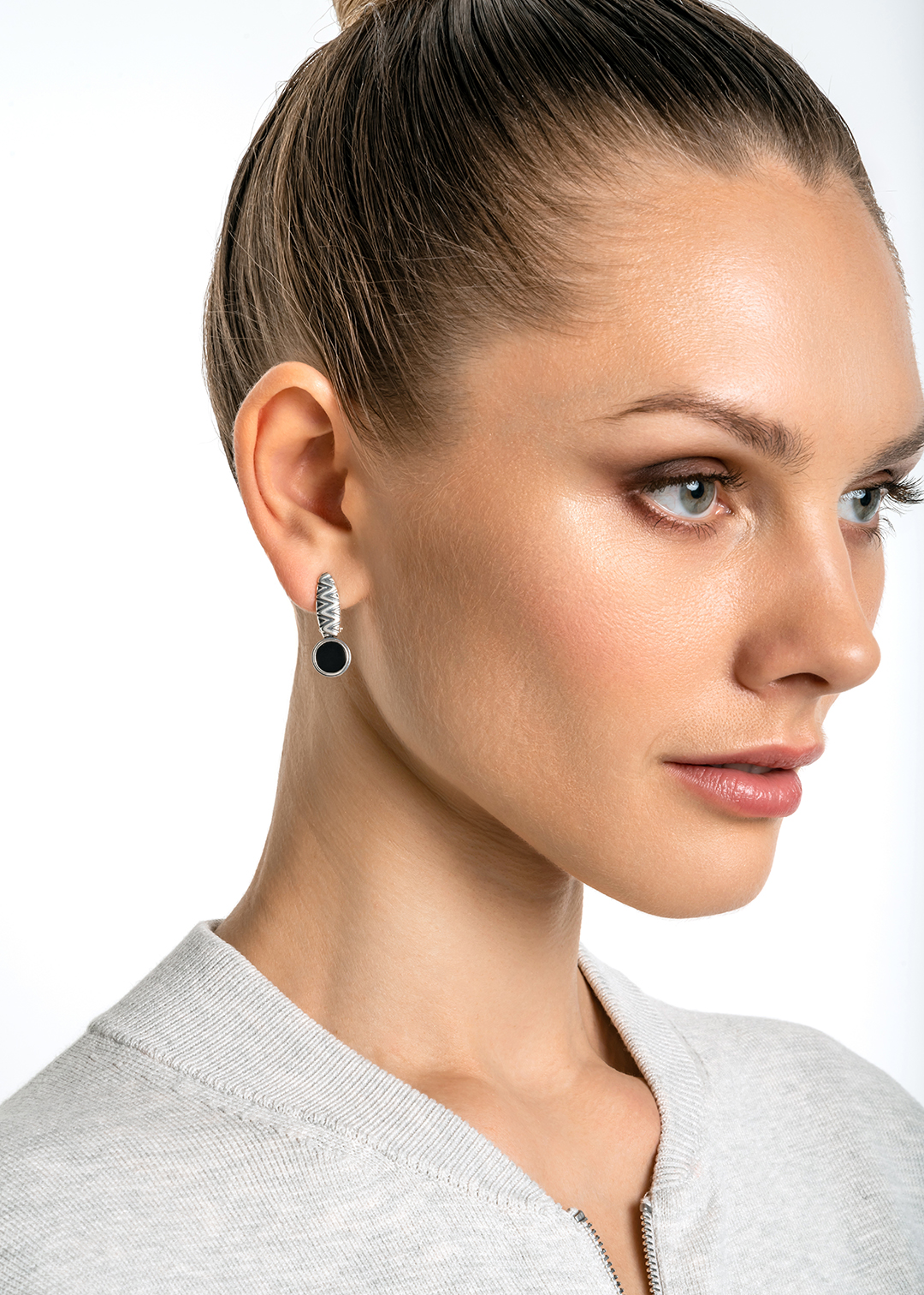 Серьги из серебра с камнем оникс - фото 1