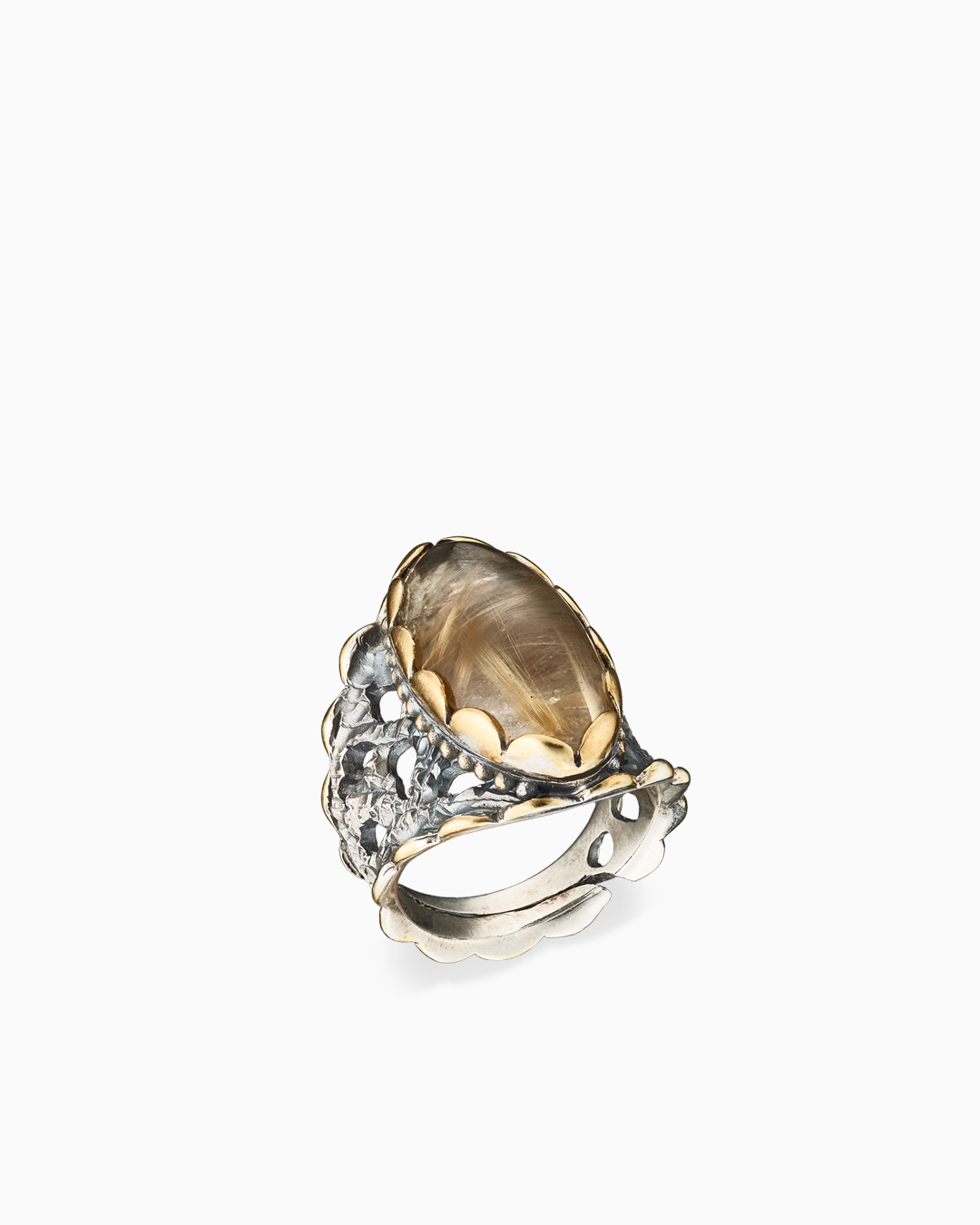Крупное серебряное кольцо с кварцем волосатиком, позолотой и массивной ажурной шинкой - фото 1