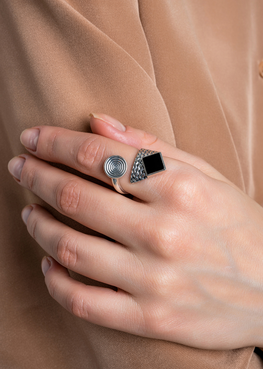 Кольцо из серебра с камнем оникс - фото 1