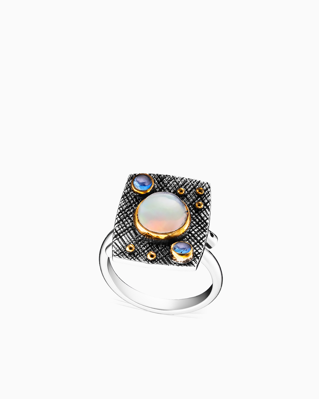Небольшое серебряное кольцо с фактурной текстурой опалом и танзанитами - фото 1