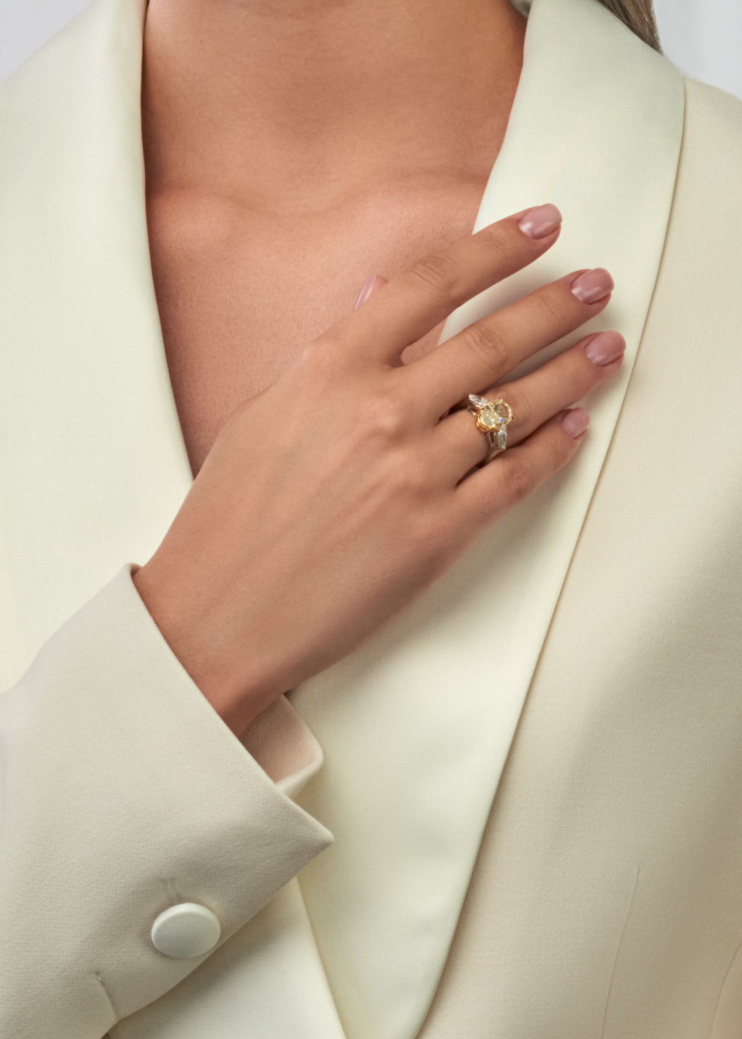 Классическое кольцо с овальным желтым бриллиантом - фото 2