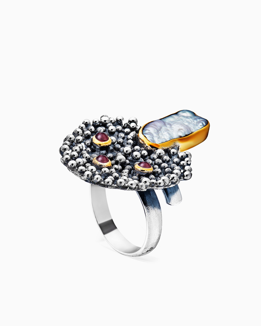 Серебряное кольцо с барочным жемчугом и гранатами - фото 1