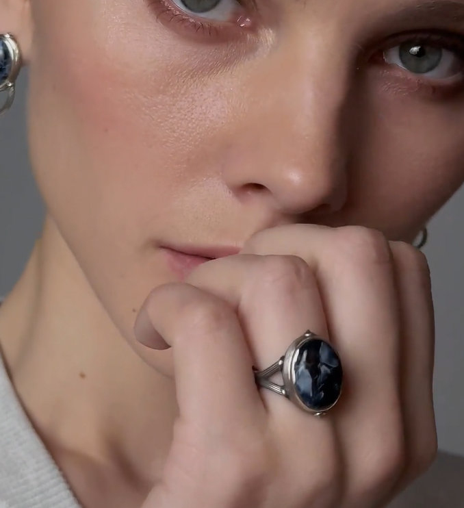 Кольцо из серебра с камнем питерсит | Ювелирные украшения Sarkissian - фото 10 d
