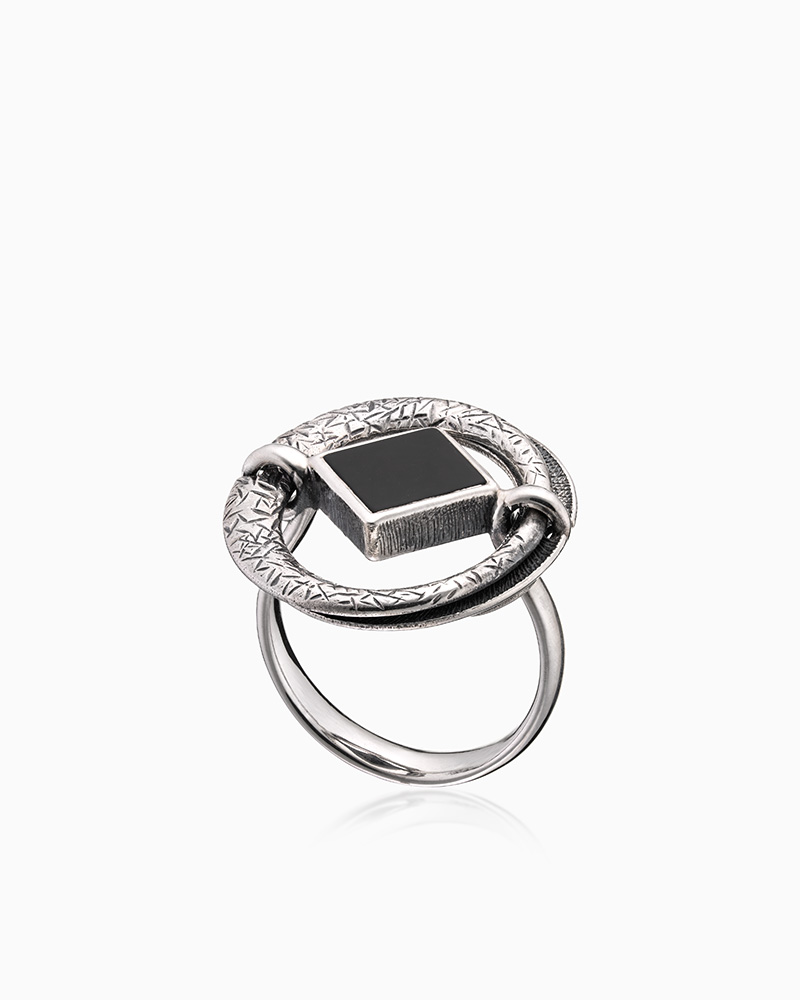 Кольцо из серебра с камнем оникс - фото 1