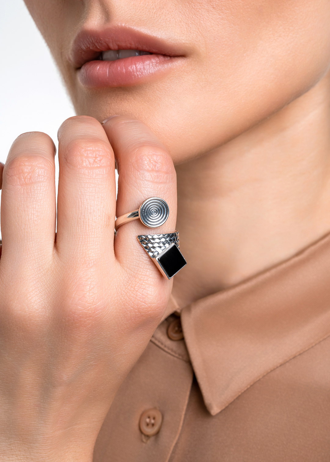 Кольцо из серебра с камнем оникс - фото 2