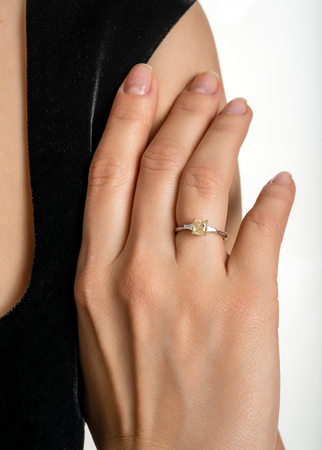 Кольцо из белого золота с бриллиантами - фото 1