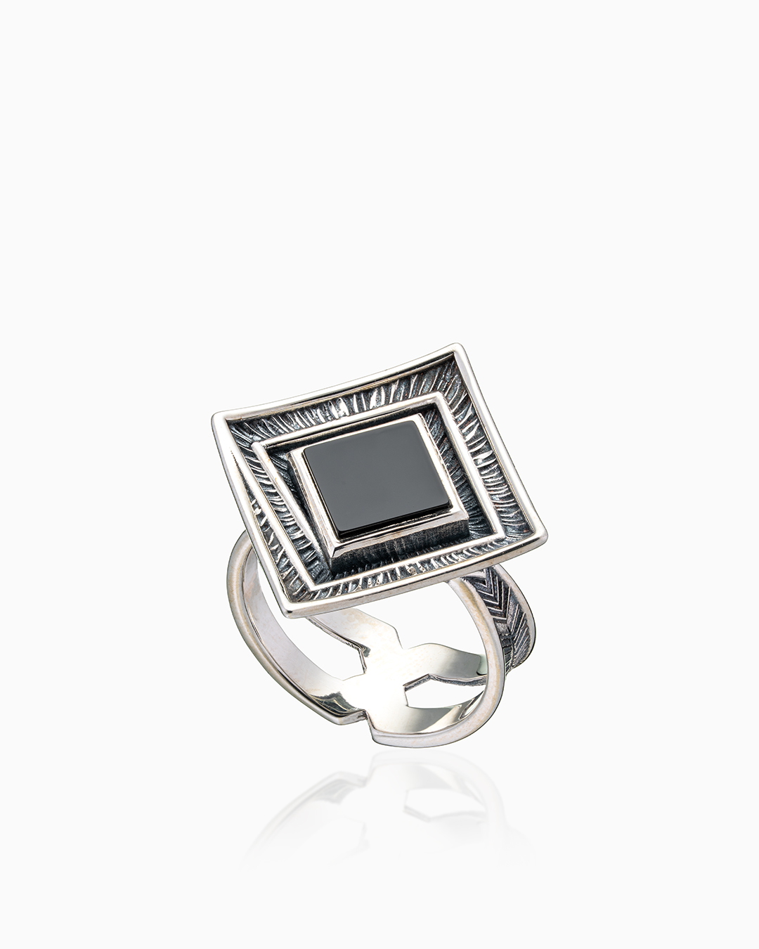 Кольцо из серебра с камнем оникс - фото 1