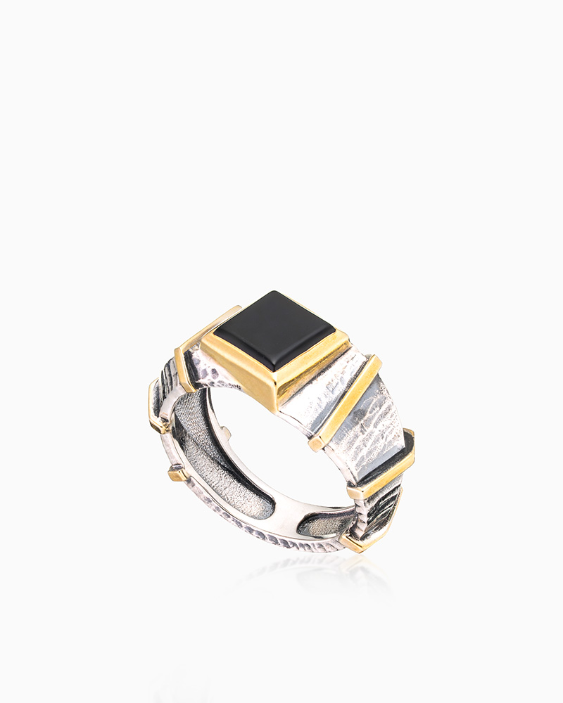 Кольцо из серебра с камнем оникс - фото 1