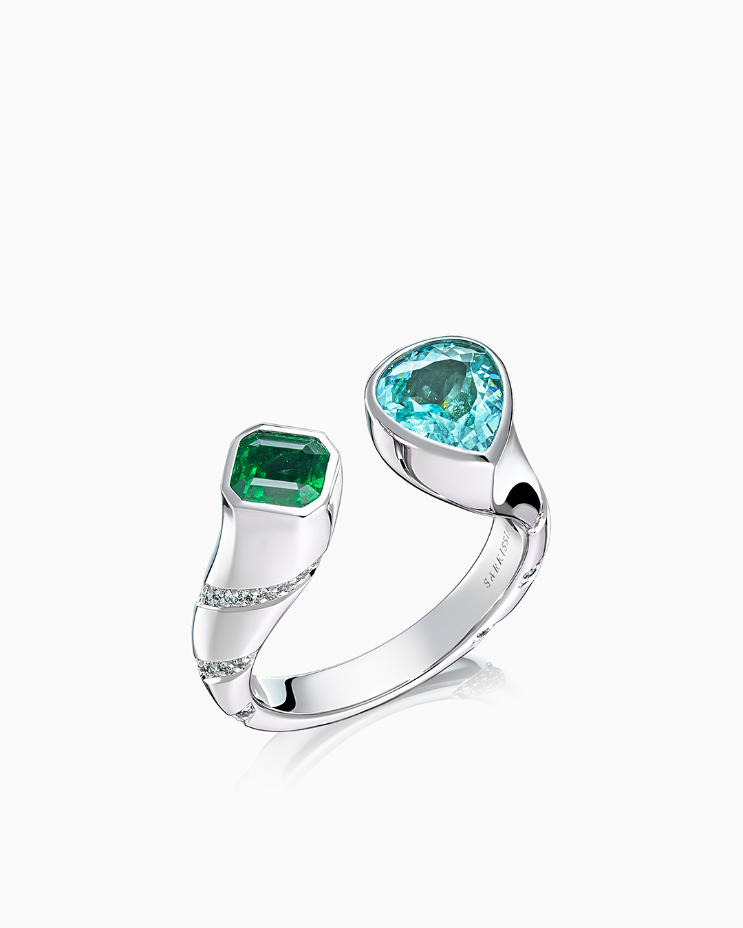 Кольцо из белого золота с изумрудом и турмалином параиба - фото 1