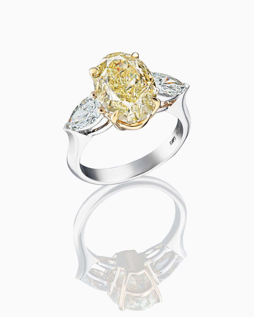 Классическое кольцо с овальным желтым бриллиантом - фото 1
