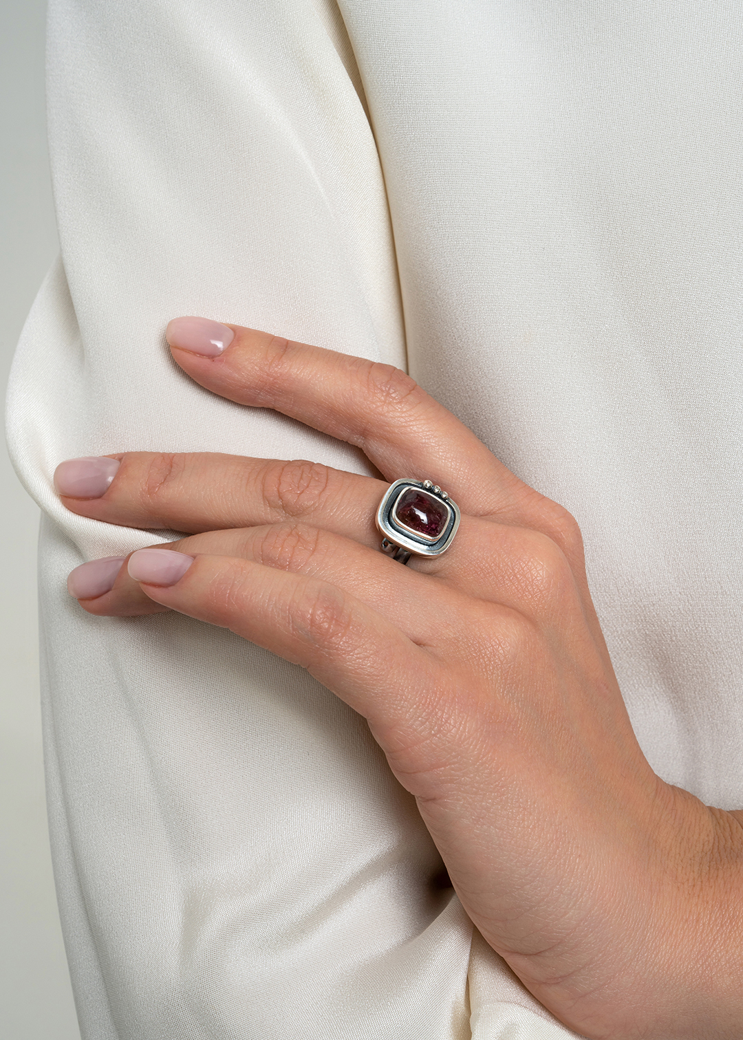 Кольцо из серебра с камнем турмалин - фото 1