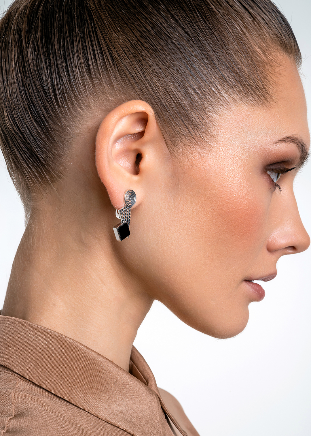 Серьги из серебра с камнем оникс - фото 2