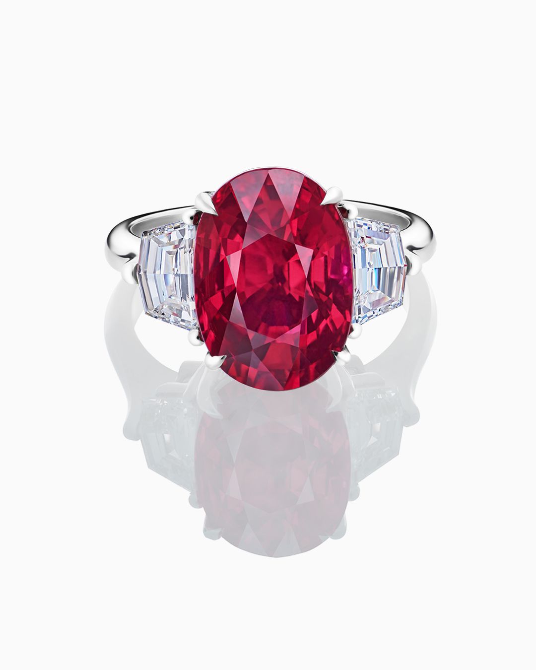 Кольцо с крупным овальным рубином и бриллиантами - фото 1