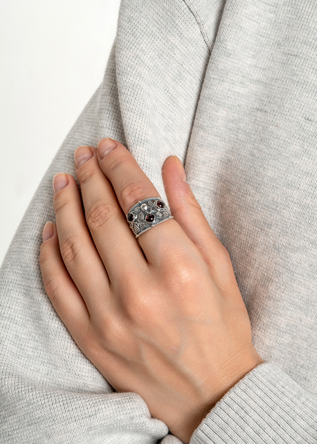 Кольцо из серебра с камнем гранат - фото 1