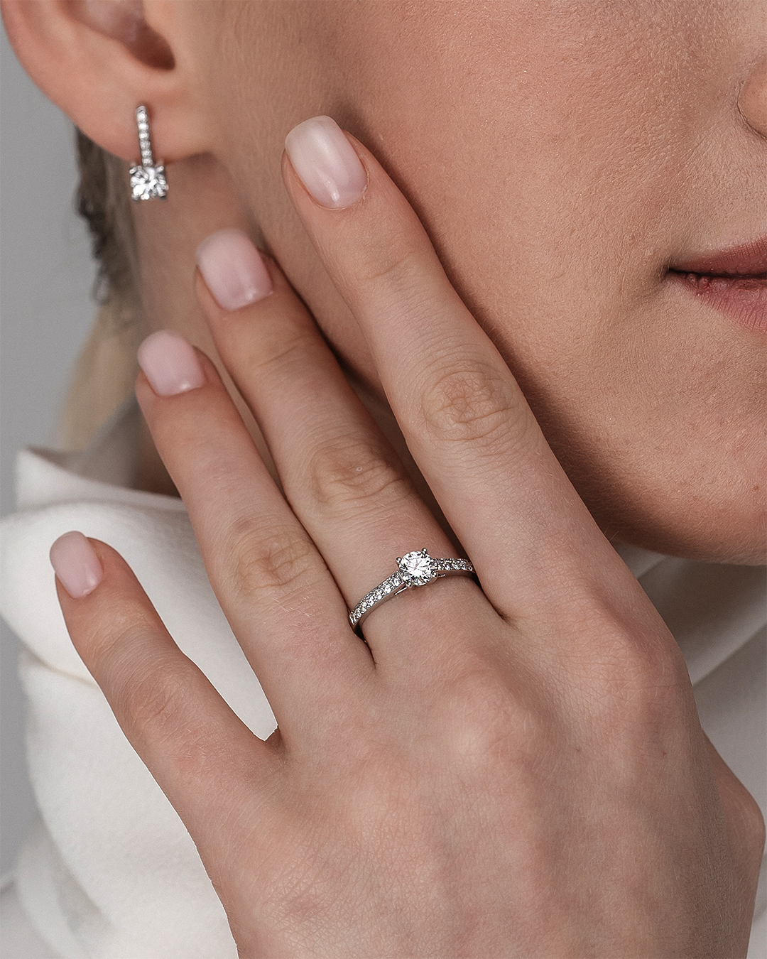 Изящное помолвочное кольцо с круглым бриллиантом - фото 2