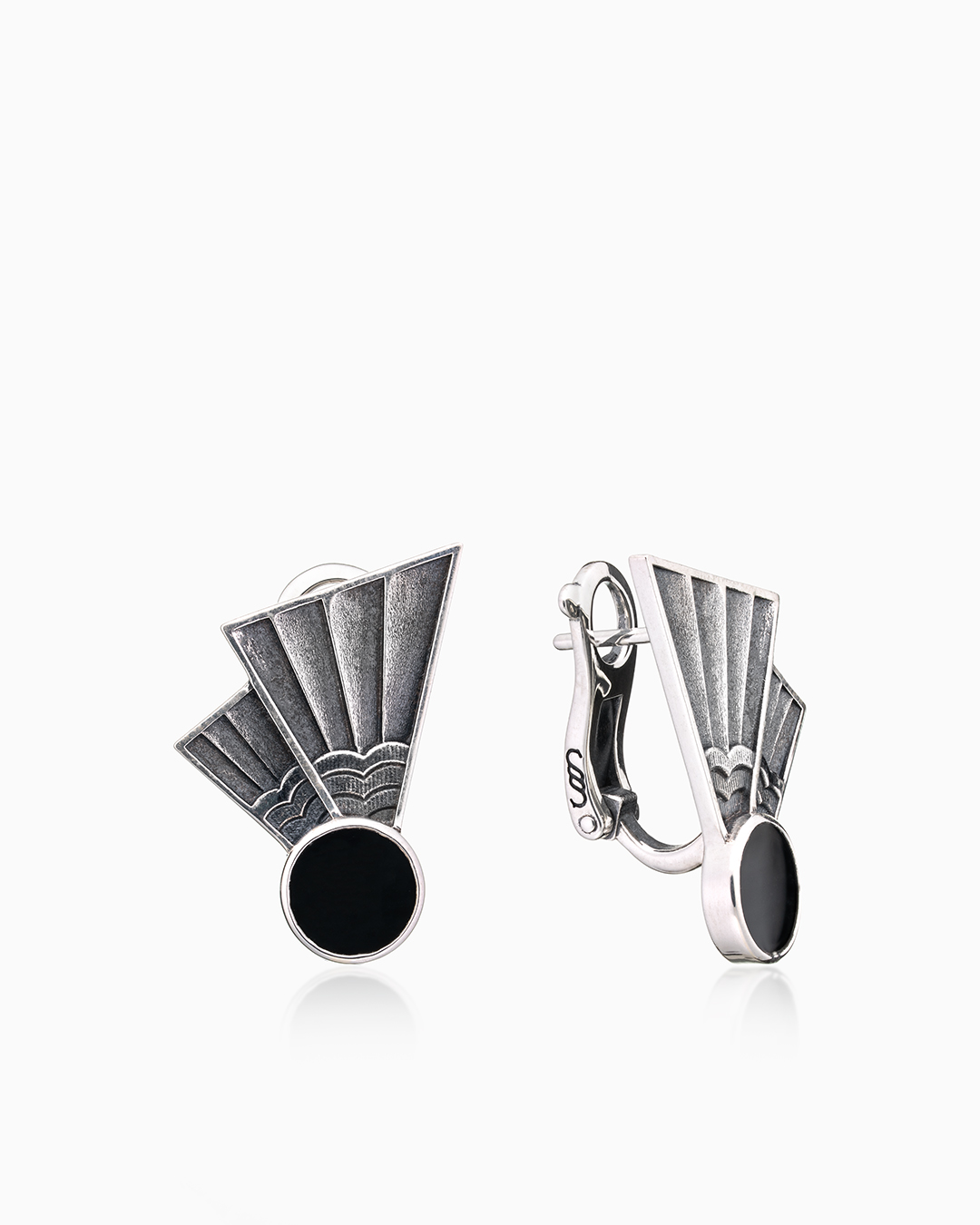 Серьги из серебра с камнем оникс - фото 1