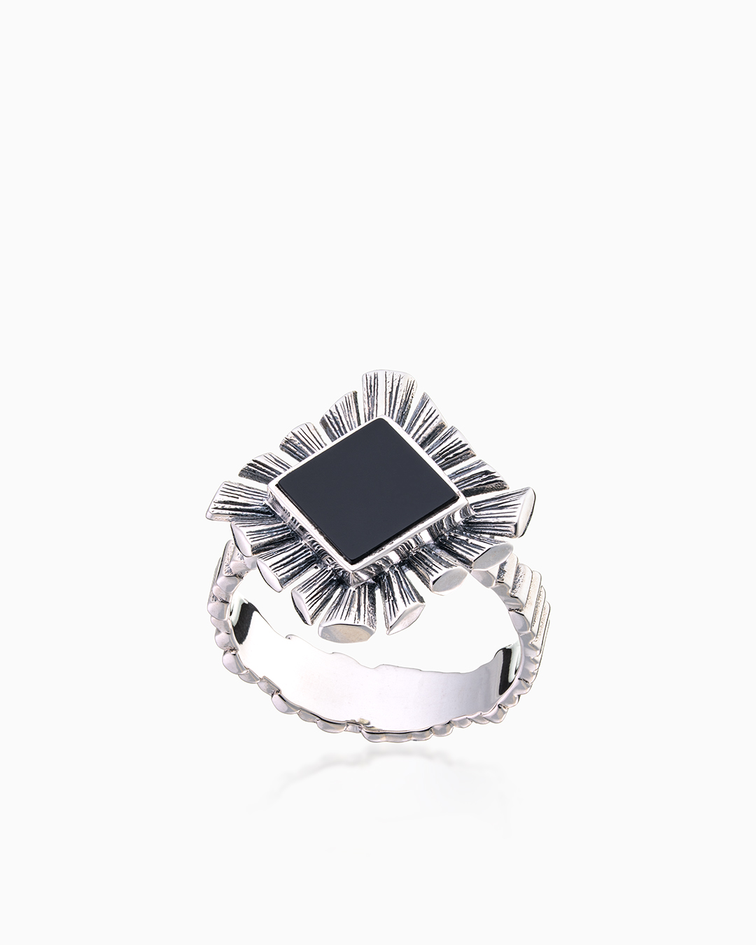 Кольцо из серебра с камнем оникс - фото 1