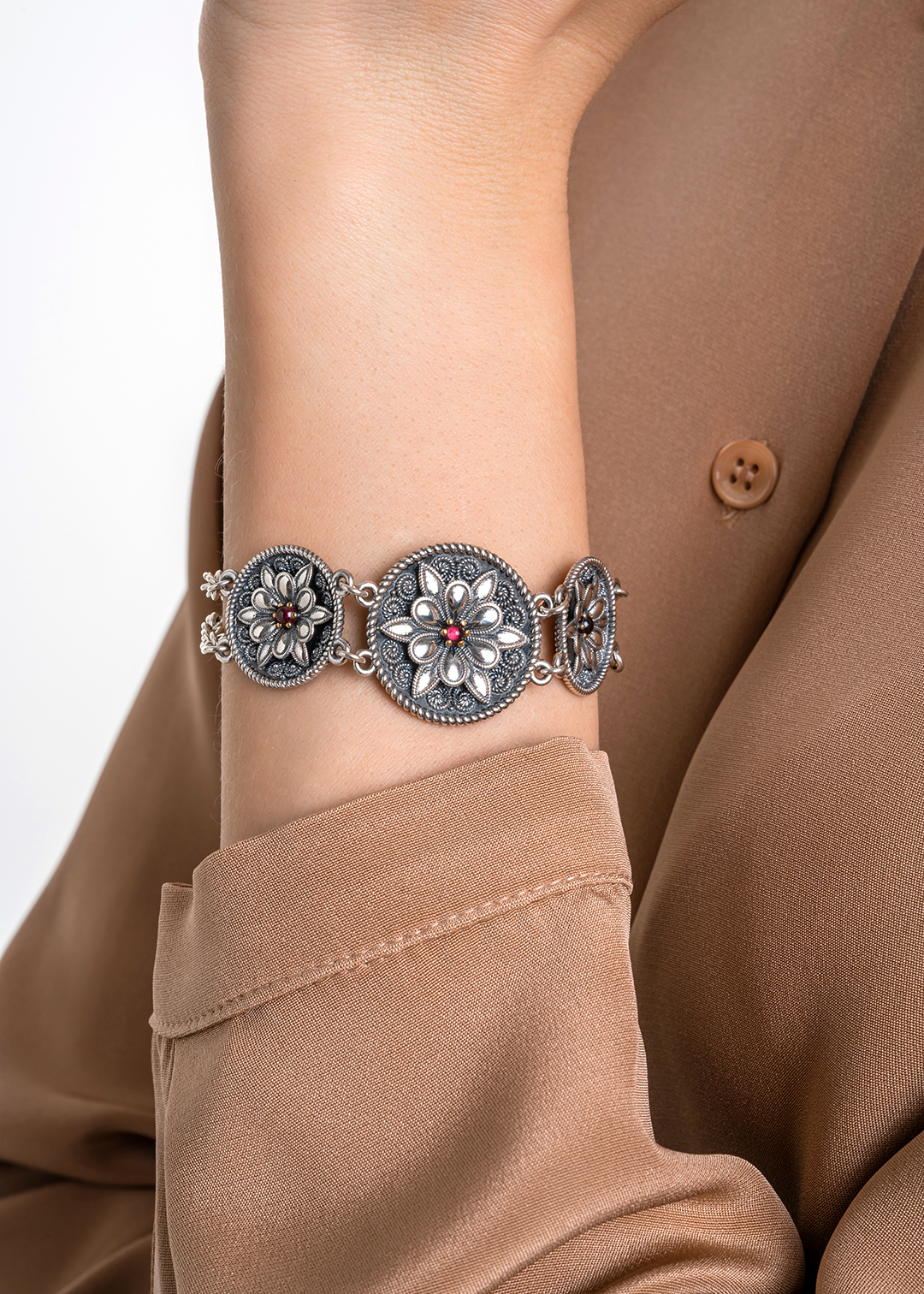 Браслет из серебра с камнем гранат - фото 2