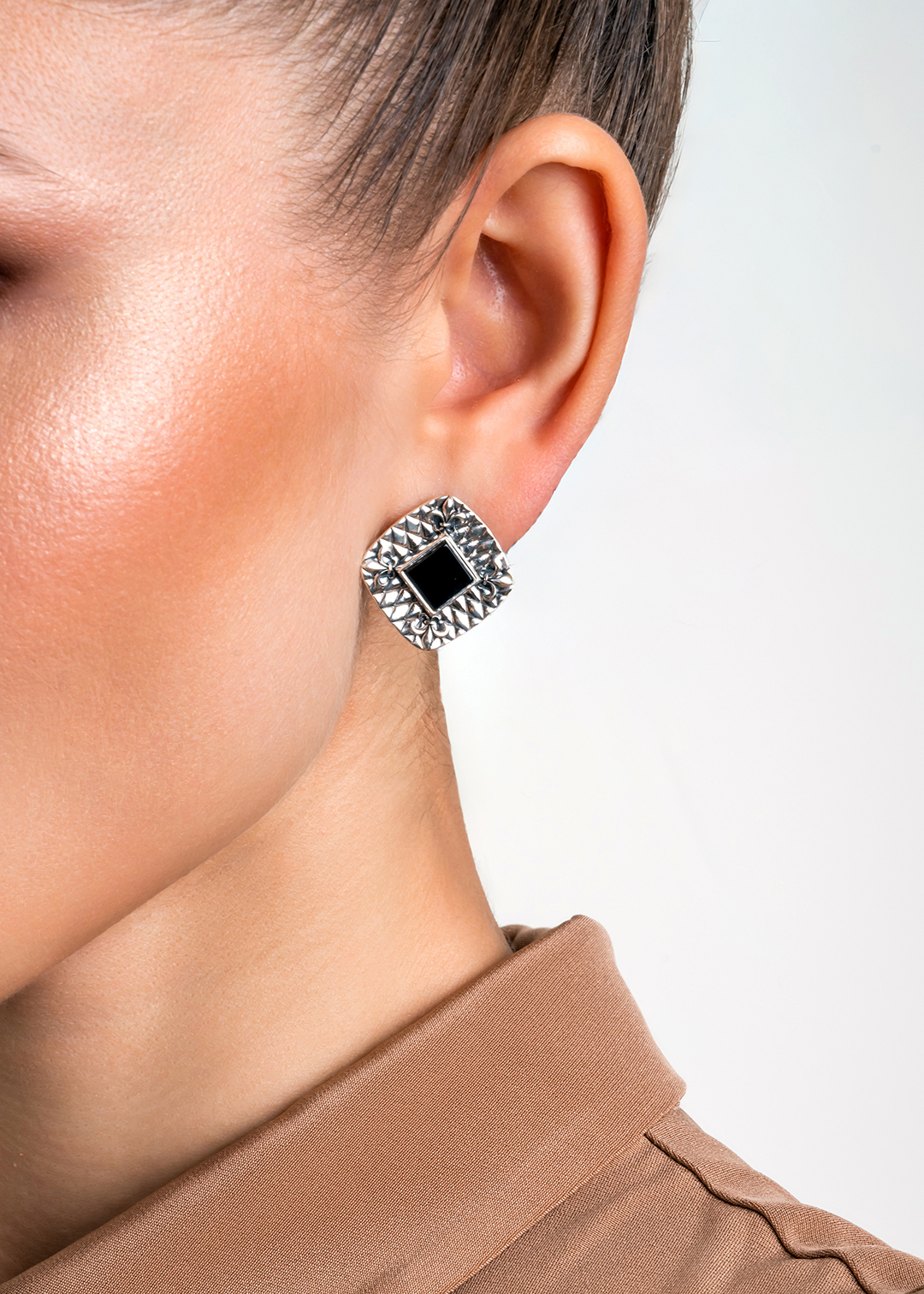 Серьги из серебра с камнем оникс - фото 2